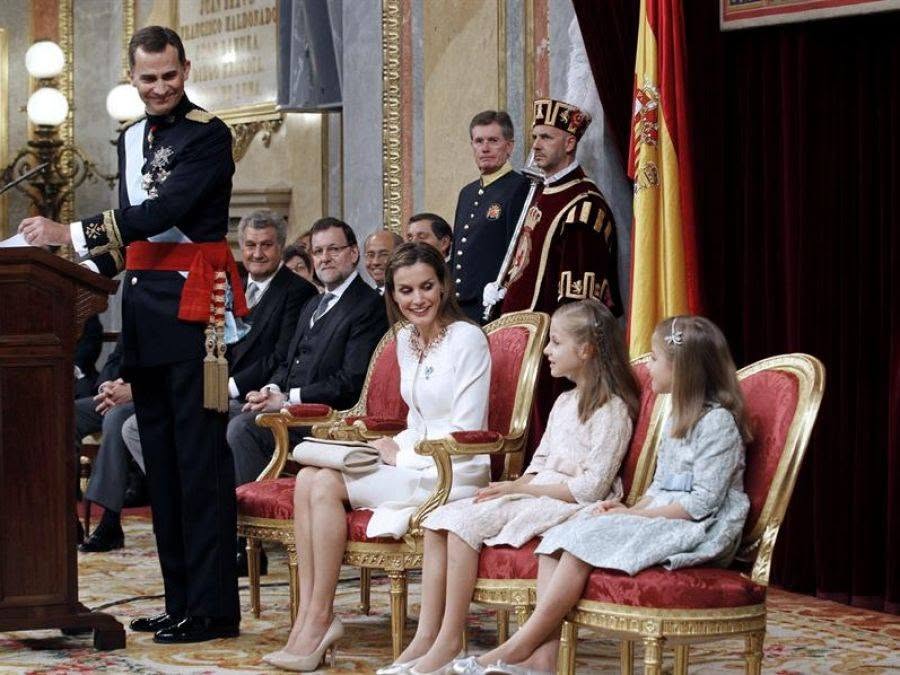 bandeiras_1822's tweet photo. 👑🇪🇸 | 18 de junho de 2014 | O rei Juan Carlos I assinou sua abdicação no Palácio Real de Madrid, encerrando quase 39 anos de reinado. À meia-noite, Felipe VI tornou-se rei da Espanha. No dia seguinte, foi proclamado perante o Parlamento. https://t.co/opDFoLD9HZ