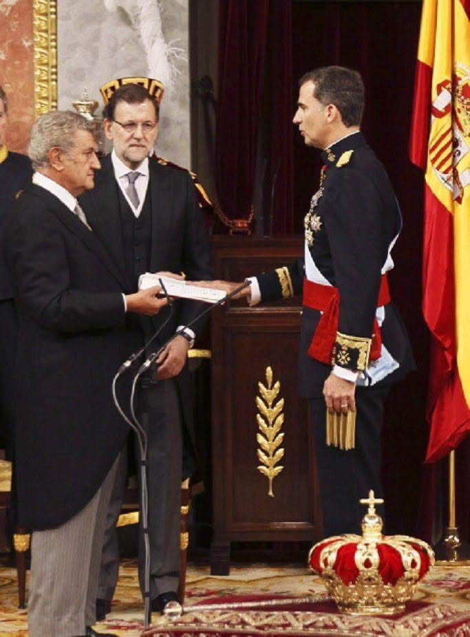 bandeiras_1822's tweet photo. 👑🇪🇸 | 18 de junho de 2014 | O rei Juan Carlos I assinou sua abdicação no Palácio Real de Madrid, encerrando quase 39 anos de reinado. À meia-noite, Felipe VI tornou-se rei da Espanha. No dia seguinte, foi proclamado perante o Parlamento. https://t.co/opDFoLD9HZ