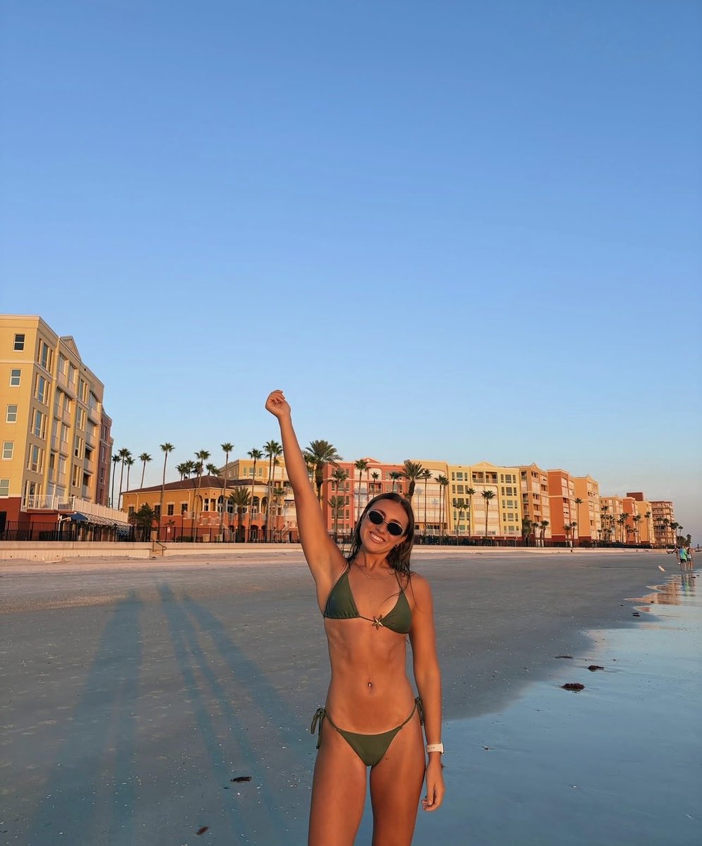 Goddess_ella03 tweet media