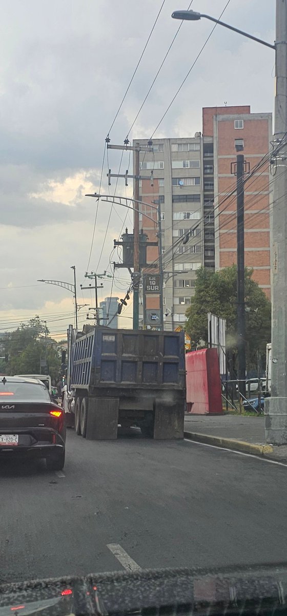 Cejudoo's tweet photo. @OVIALCDMX con quien podria pedir apoyo... en eje 10 ya diario estan estacionados estos camiones cuando el disco dice no estacionarse incluso obstruyen la parada de peseros y camiones, podrian enviar para retirarlos gracias https://t.co/MdpSfIM1sT