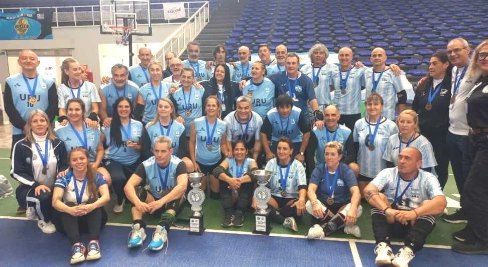 CA9deJulio's tweet photo. dos jugadores del @ca9dejulio integrando el seleccionado Argentino de Newcom mixto +50, Alejandra Aramburu y Marcelo Dicásolo, se consagraron CAMPEONES SUDAMERICANOS, en el Torneo disputado en Paysandú, Uruguay, luego de vencer a las selecciones de Uruguay, Paraguay y Chile. https://t.co/UxYysSFRga