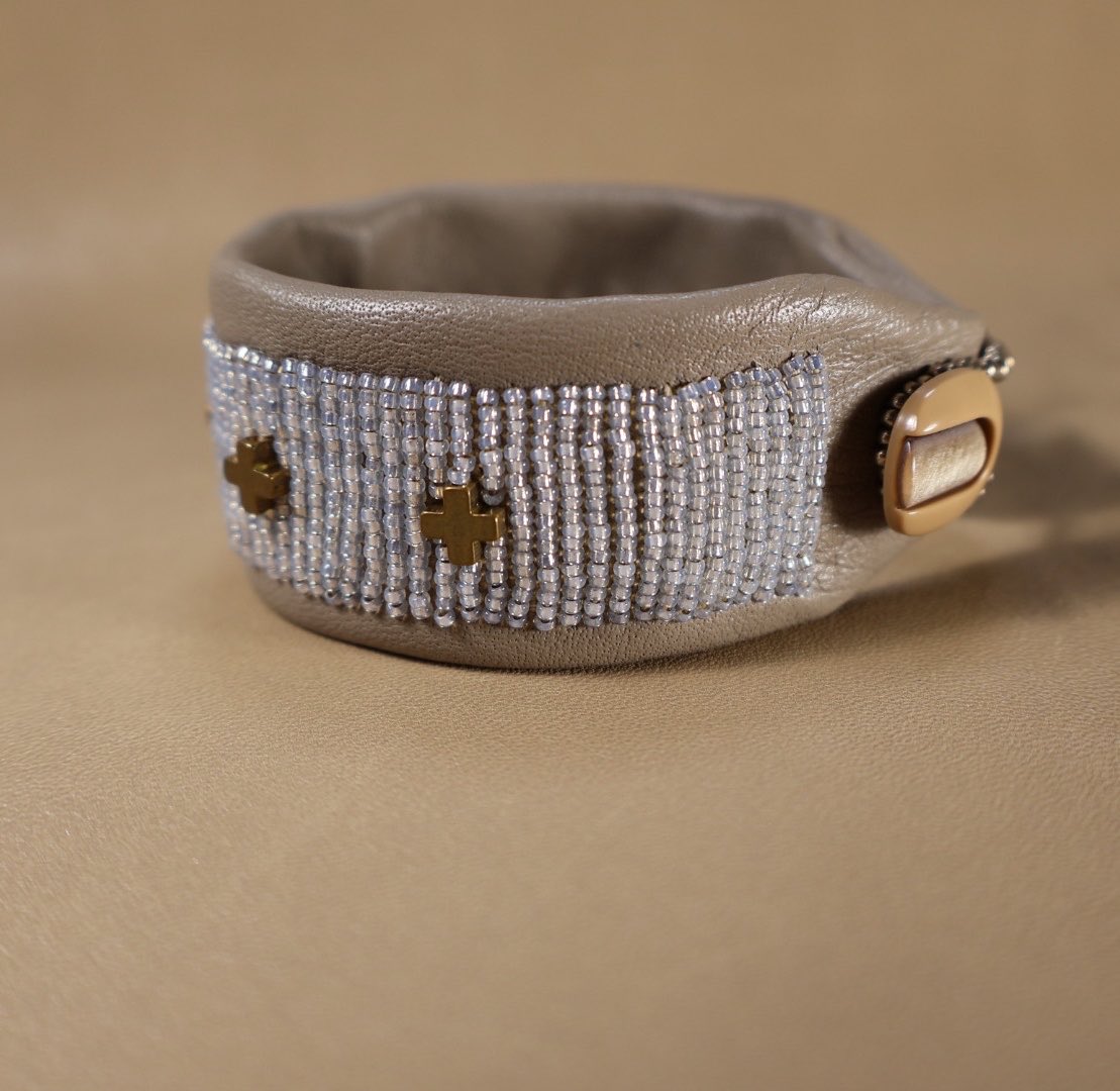 cucuru5555's tweet photo. 革ビーズ刺繍ブレスレット🪡
人気のあるデザインのクロスパーツをアンティークな色に変えて作りました
#creema 
#ビーズ刺繍 https://t.co/kOS7Kgd3ek