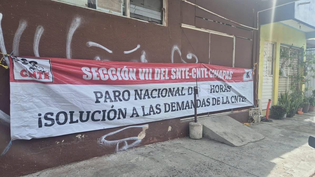 GabyCoutino's tweet photo. 4) ¿Ya lo notó? ¿La #CNTE #SecciónVII @SnteNacional descafeinó su protesta en #Chiapas? Tomaron #EdificiosPúblicos, pero respetaron los horarios de la entrada y salida de la #BurocraciaEstatal. Eso sí, los que siguen perdiendo son los #PrestadoresDeServicios y los #Comercios. Los #Empleados de las empresas privadas también