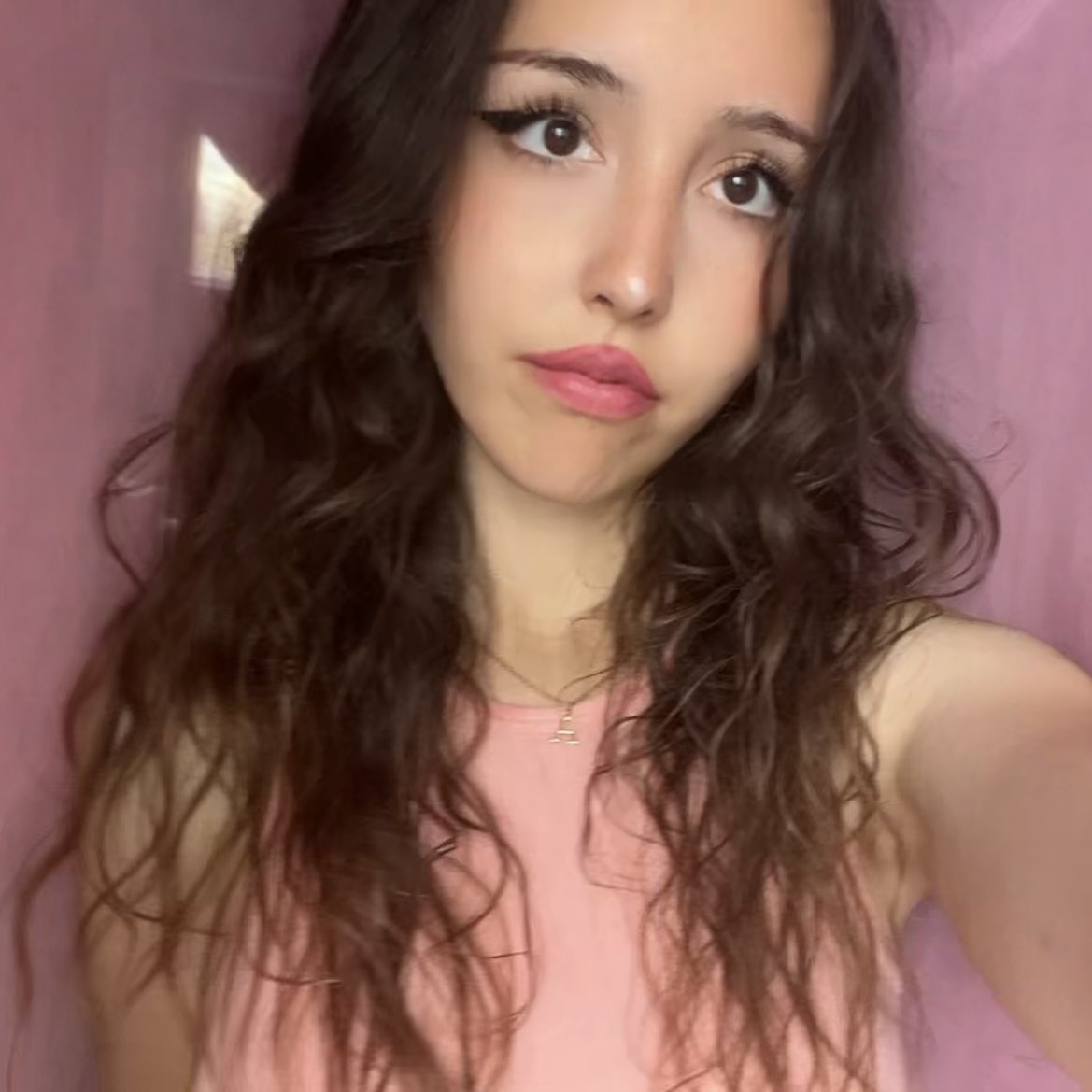 chrrytonie's tweet photo. ignore how messy it is but i let my hair air dry for the first time probably ever after always blow drying it and turns out my hair actually might be wavy ⁉️ https://t.co/wrdZzjBxij