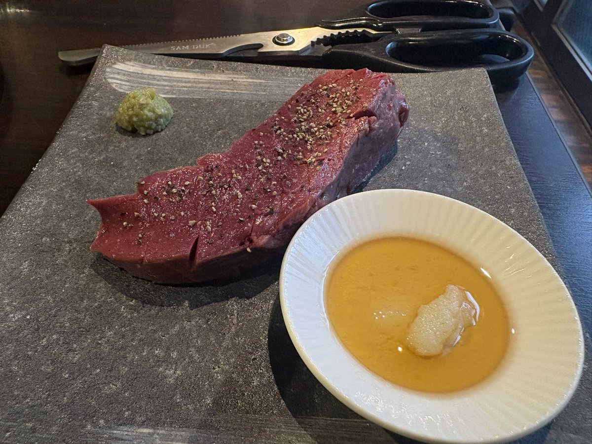 yoko_ext's tweet photo. 昨日は美味しいお肉とお酒をいただきながら、めちゃくちゃお喋りして充実した夜だったー！
楽しかった！！
やっぱりとんつうは美味しい😋✨ https://t.co/wtXXyHhcTP