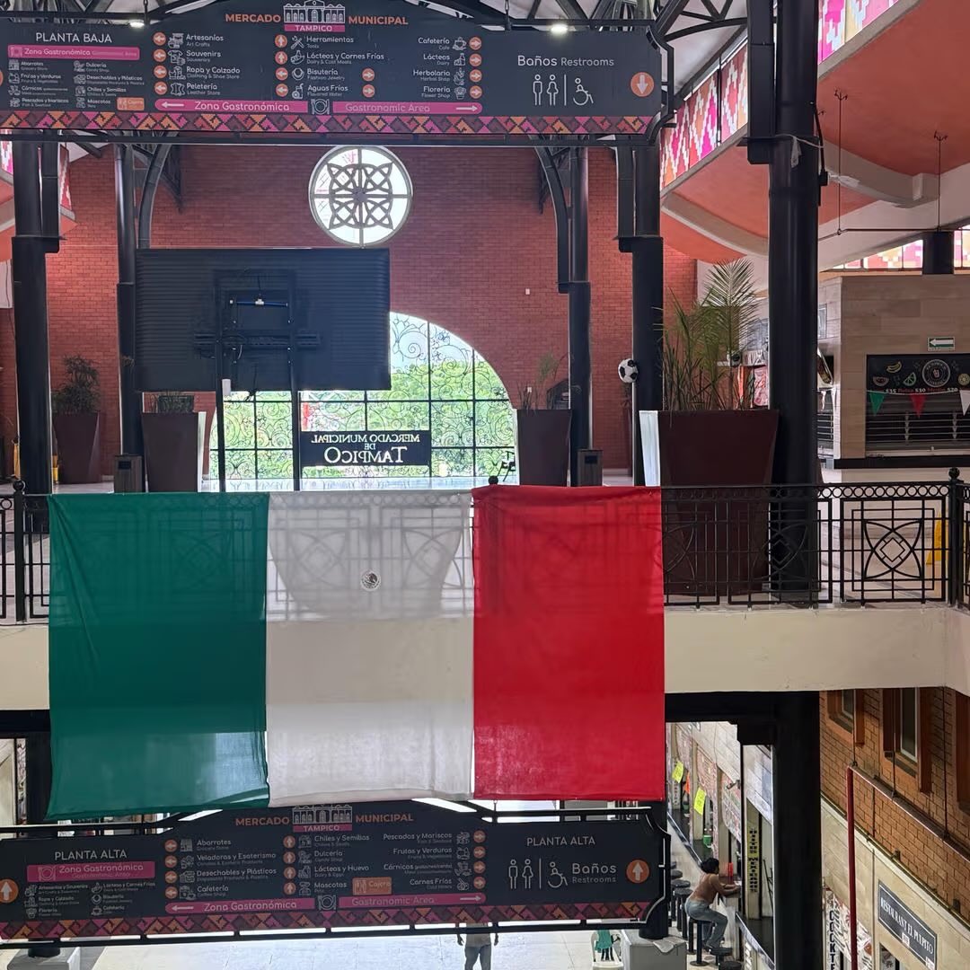 momentos_polmex's tweet photo. Cuando en el Mercado Municipal de Tampico colocaron esta bandera de México con el Escudo Nacional miniatura con motivo del mundial de fútbol. En junio de 2026: https://t.co/w5ljrwjzvW