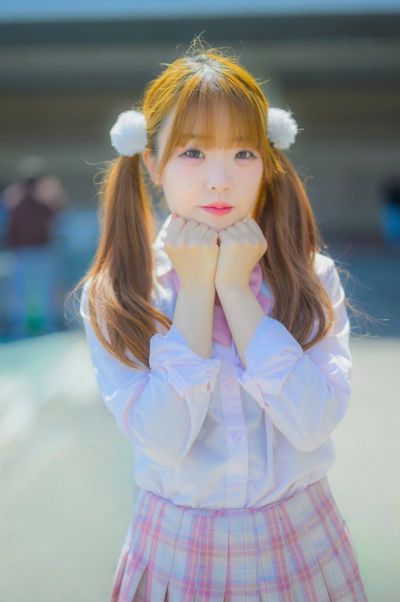 nisotmakeover's tweet photo. みなこが興味本位でドンキで買った海外のカラフルでまずいお菓子を部室に持ってきて、案の定部員には不人気で余るんだけど父のお土産で海外のお菓子の味には慣れてる桐とケミカルな味が好きな伊だけパクパク食べる回 https://t.co/bzvonaSCYV