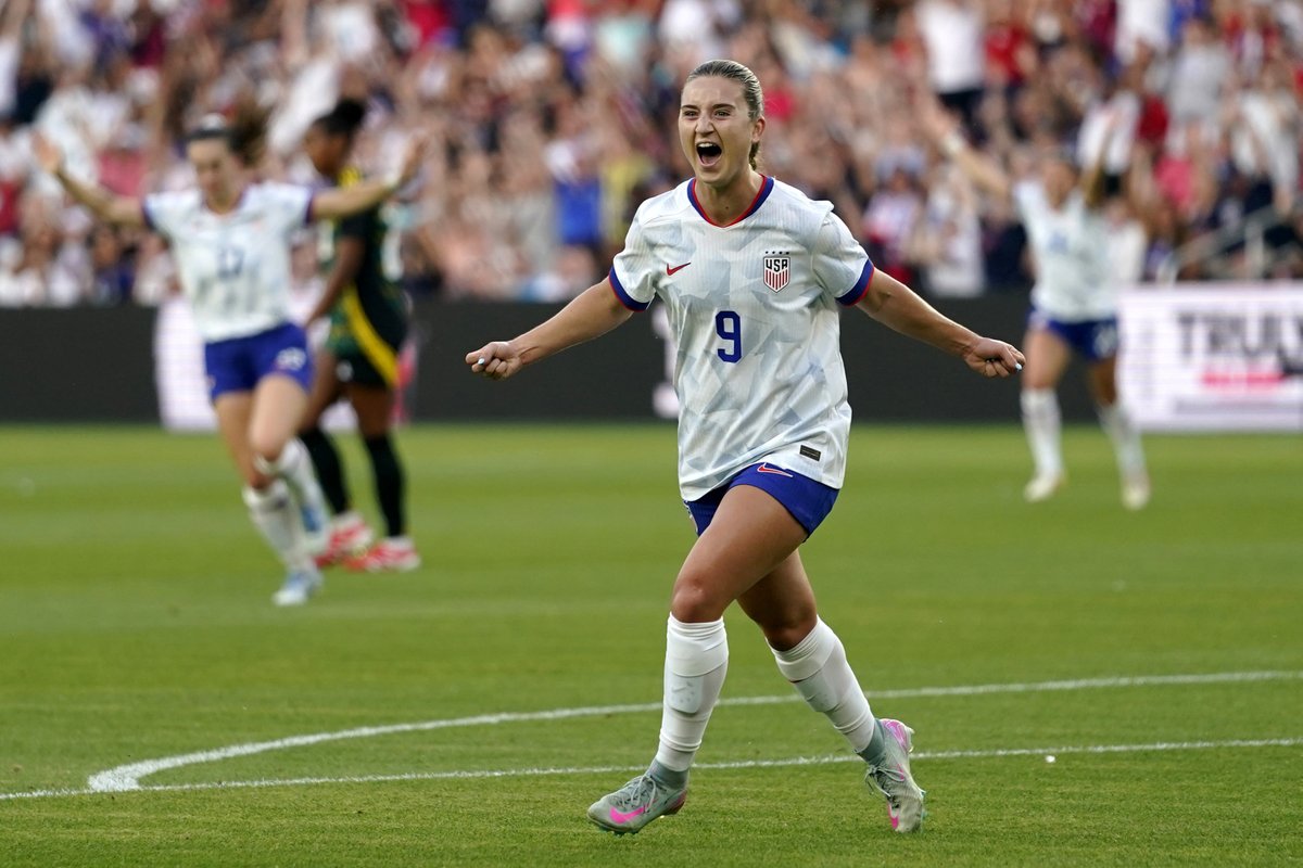 WGolazo's tweet photo. ANOTHER ONE?? #USWNT forward Ally Sentnor is headed to Angel City on a $850k transfer, according to ESPN 👀

NWSL transfer chaos is on another level 🤯 https://t.co/VK90ANywE9