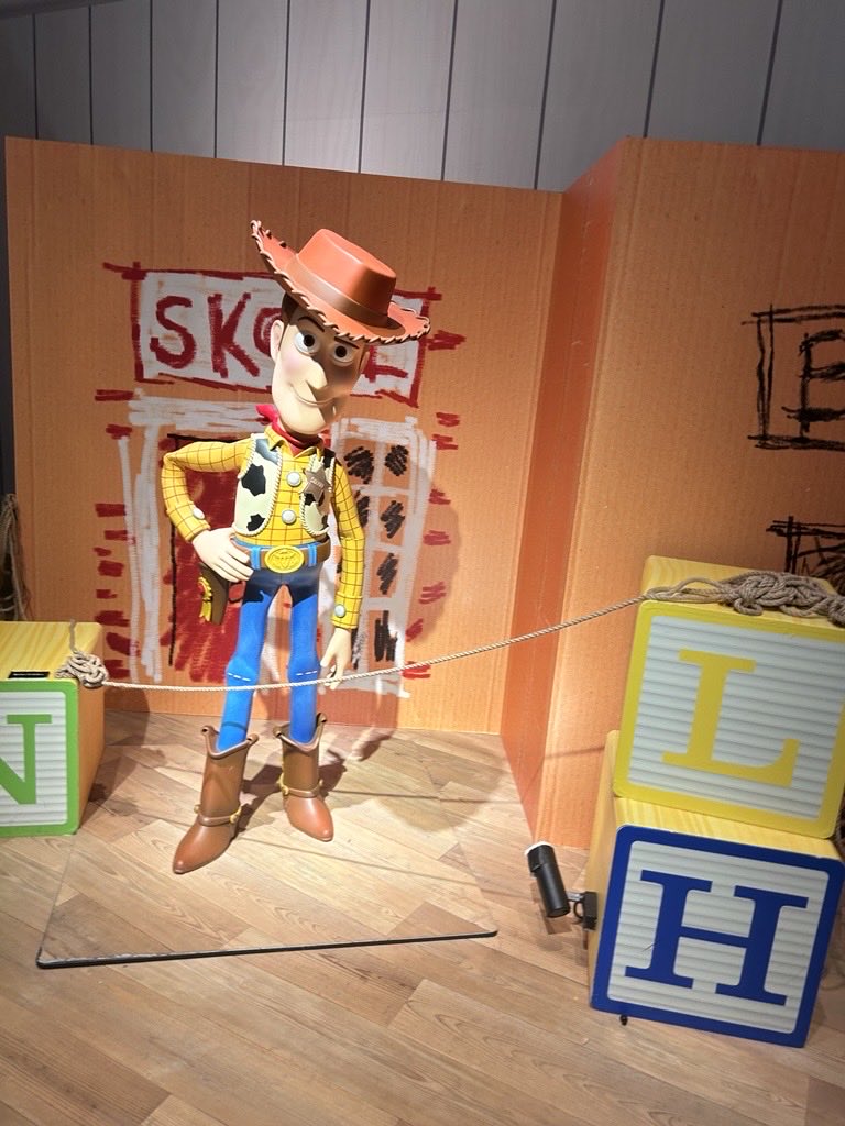 Fourm1988's tweet photo. おはようございます！今日は朗読の日🗣️📕

総務のお姉さんが先週末、ピクサーの世界展に息子くんと行ってきたそうで、写真を頂きました📸 4枚目は絵柄がランダムの烏龍茶🍵 息子くんのお目当てはモンスターズインクだったそうで、出て良かったです😁

本日もよろしくお願いいたします！ https://t.co/FQtS3pHm0u