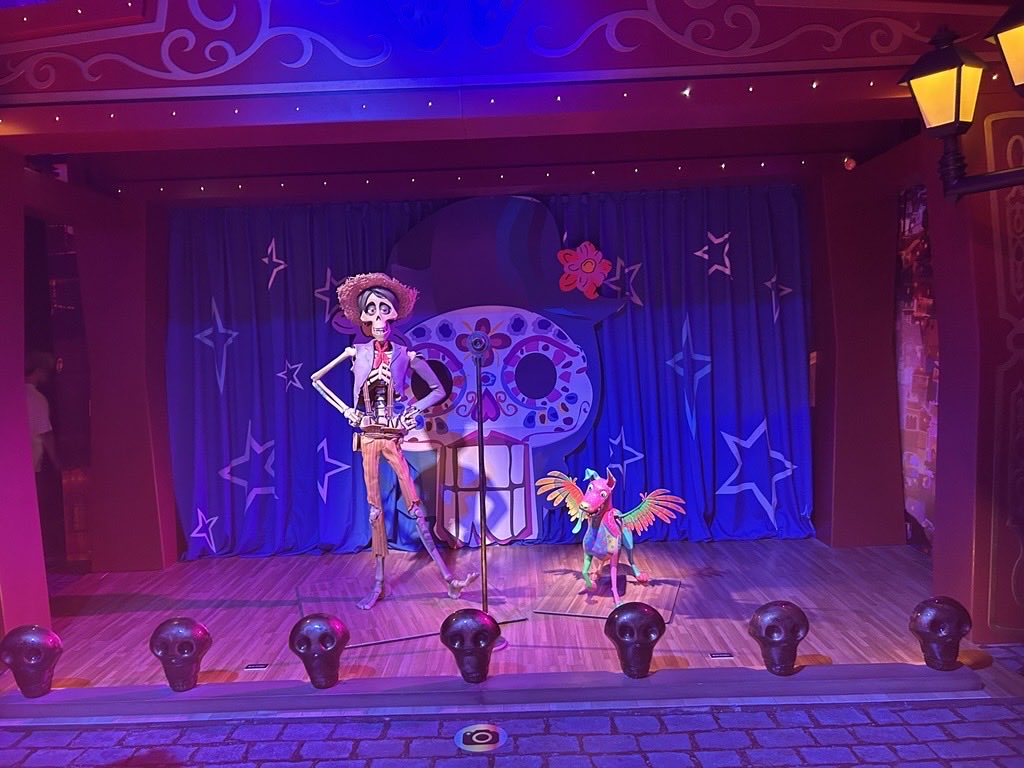 Fourm1988's tweet photo. おはようございます！今日は朗読の日🗣️📕

総務のお姉さんが先週末、ピクサーの世界展に息子くんと行ってきたそうで、写真を頂きました📸 4枚目は絵柄がランダムの烏龍茶🍵 息子くんのお目当てはモンスターズインクだったそうで、出て良かったです😁

本日もよろしくお願いいたします！ https://t.co/FQtS3pHm0u