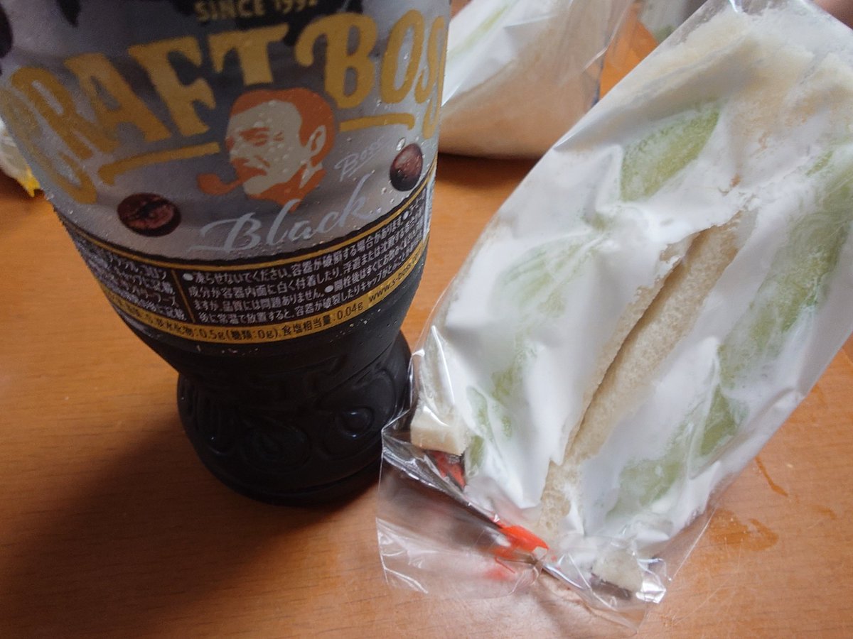 avantrascal's tweet photo. 今日は休みだ
妙に早起きして二度寝したから
朝ごはんはサンドリアのメロンサンド
めっちゃジューシー
サンドリアの自販安くてコーヒー130円だった https://t.co/NPF44tCMeb
