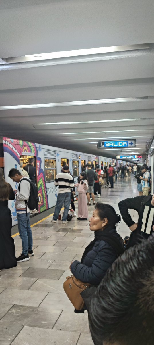 Albertoroc2882's tweet photo. @MetroCDMX #L2, está es su alta afluencia, estación #sancosme, día dirección #tasqueña, tengo 10 min esperando a que avancé y todos los trenes que posteriormente lleguén van venir llenos, se pasan https://t.co/g6XKwcpNHt