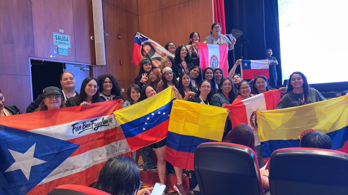 FayAtomColombia's tweet photo. Qué hermoso es ver tantas banderas reunidas en un mismo lugar. 🌎

Colombia 🇨🇴, Perú 🇵🇪, Chile 🇨🇱, Puerto Rico 🇵🇷, Venezuela 🇻🇪, Ecuador 🇪🇨 y muchos otros países están presentes hoy, unidos por el cariño que sienten por Faye y Atom.

Cada persona hizo un viaje diferente para llegar aquí, pero todos comparten la misma emoción de poder acompañarlas y celebrar este momento tan especial.

Hoy Latinoamérica les demuestra que su luz ha cruzado fronteras, ha conectado corazones y ha construido una familia que las espera con los brazos abiertos en cada rincón. 🌻🌷✨

#FayeAtom1stFMinLima
#FayeAtom #ฝ้ายอะตอม 
#FayePeraya #ฝ้ายพีรญา
#AtomPariya  #อะตอมปริยะ