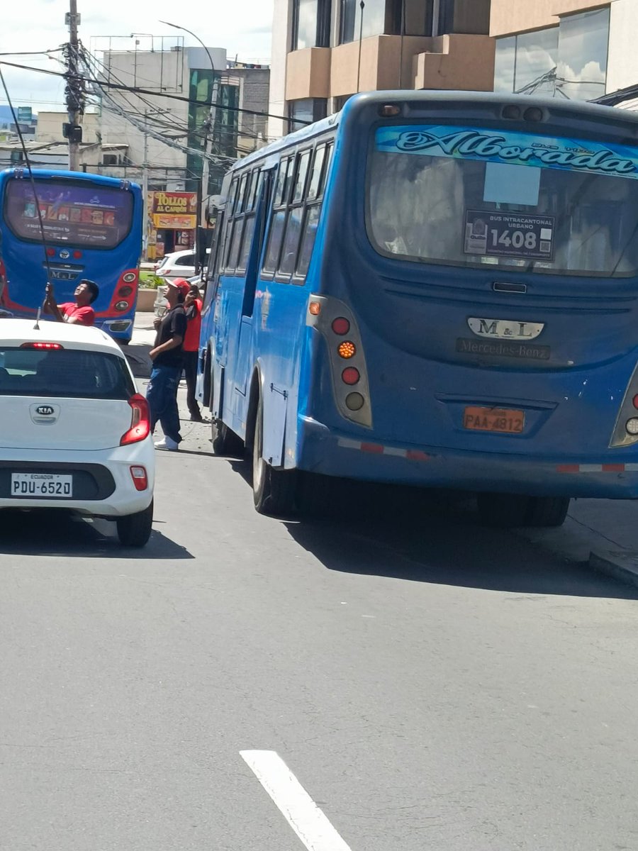 NoNegligencia's tweet photo. Lo peor es que no aprenden de malas experiencias anteriores, como de ese choque del 22-11-2025 entre el bus RM 1408 y el entonces RM 1137:
▸ https://t.co/VT6Do3ESif
Foto 4 mediante @dajesp2030.
Siguen y siguen correteando y al parecer no hay remedio contra esa locura. https://t.co/PgtFXrIGBz