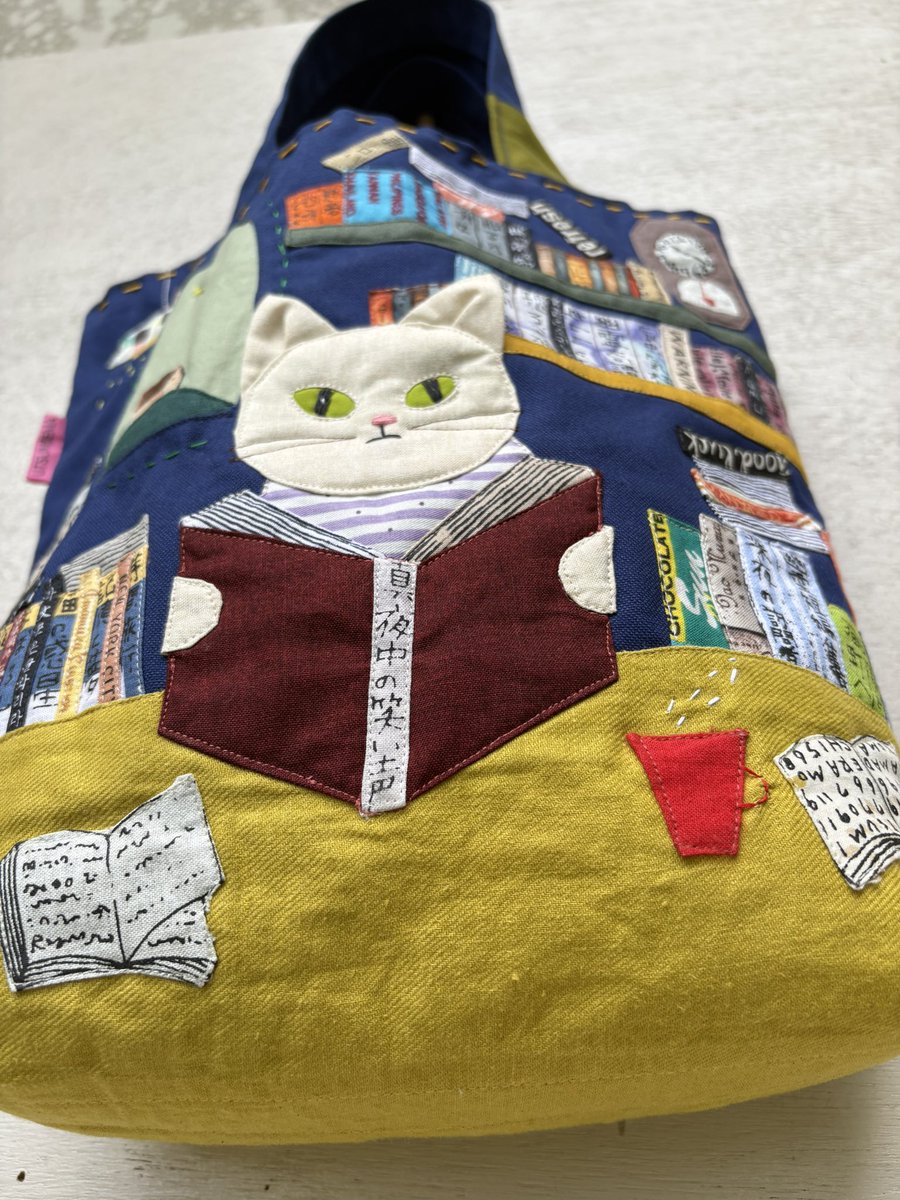 emabag's tweet photo. 🌛🌳夜のねこ物語🐈‍⬛📘 https://t.co/Pn1LOa8L9w