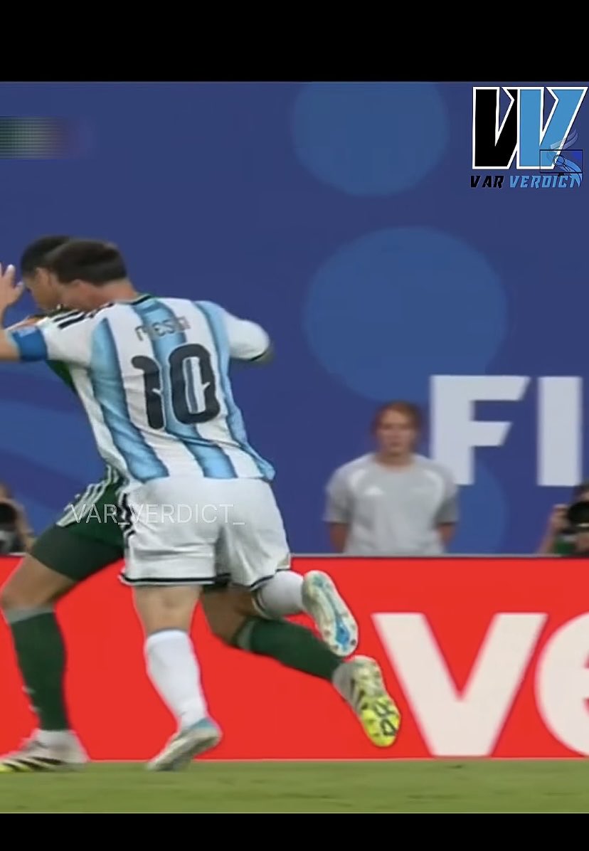 anonimnost4's tweet photo. @gerosofernandez @AllendeBejarano @elchiringuitotv @JLSanchez78 no tiene intención dice y literal le pego primero arriba de la pantorrilla y después le pego en la pantorrilla eso no es intención ?? ustedes son muy cara de rąjas 💀 https://t.co/uAxY6ddYkM