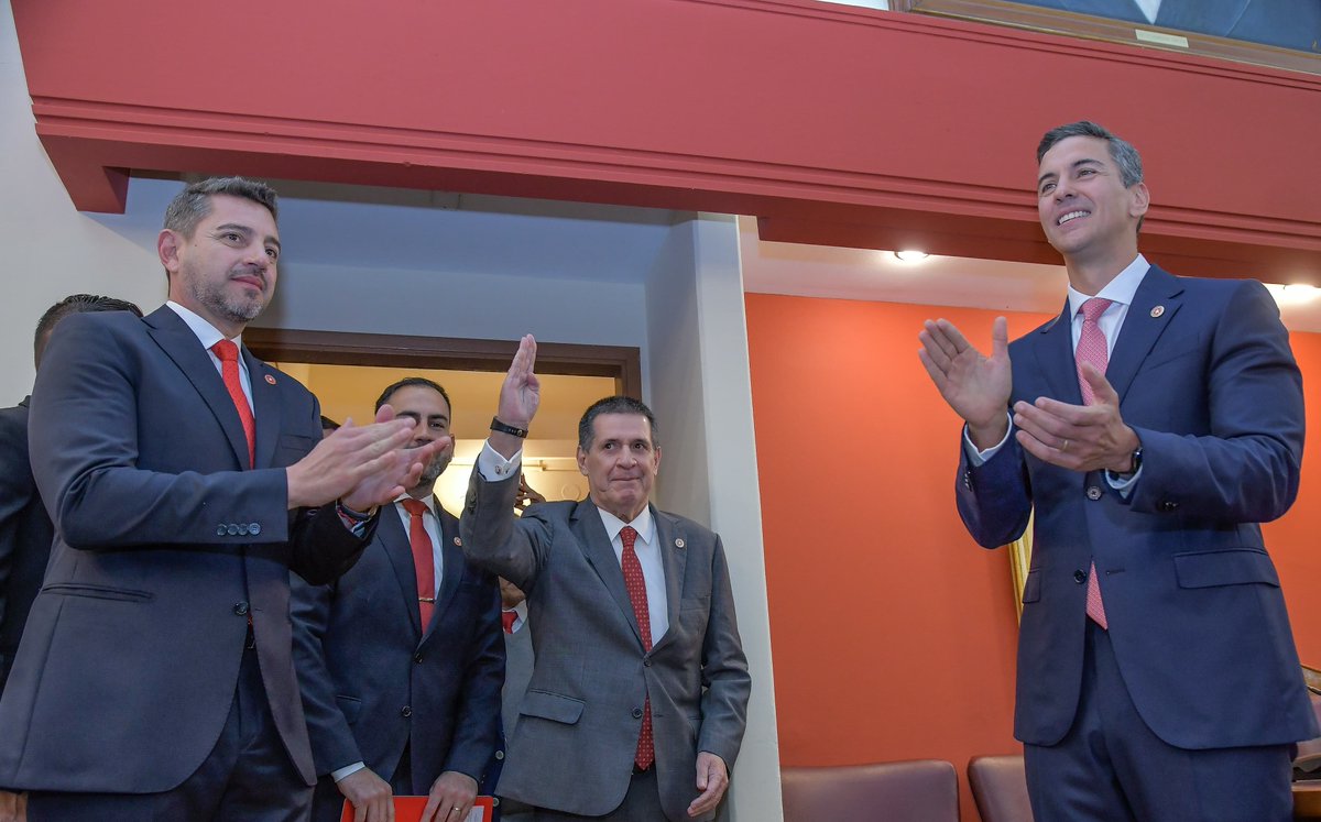 AllianaPedro's tweet photo. Hoy acompañé al presidente Santiago Peña en la presentación de su Informe de Gestión ante la Junta de Gobierno de la ANR. https://t.co/CGGQGkNTCq