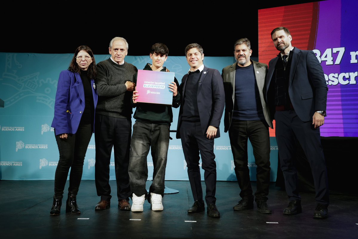 Carli_Bianco's tweet photo. Acceder a la tecnología es un derecho de los estudiantes de la provincia. Con #ConectarIgualdadBonaerense buscamos que los alumnos secundarios de escuelas rurales y de educación especial puedan contar con computadoras que les sirvan para impulsar sus estudios.

Hoy dimos un paso más en ese sentido con entregas de computadoras a estudiantes de siete escuelas General Belgrano y Chascomús, en actos que compartimos con el gobernador @Kicillofok y los intendentes Osvaldo Dinapoli y @javier_chgaston

Tenemos como objetivo reducir la brecha digital y promover la igualdad de oportunidades para quienes más lo necesitan. #ConectarIgualdadBonaerense es la iniciativa con la que avanzamos hacia esa meta.
