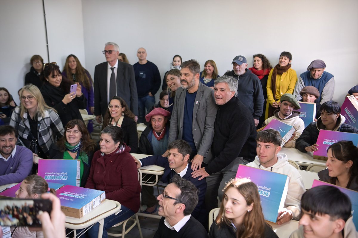Carli_Bianco's tweet photo. Acceder a la tecnología es un derecho de los estudiantes de la provincia. Con #ConectarIgualdadBonaerense buscamos que los alumnos secundarios de escuelas rurales y de educación especial puedan contar con computadoras que les sirvan para impulsar sus estudios.

Hoy dimos un paso más en ese sentido con entregas de computadoras a estudiantes de siete escuelas General Belgrano y Chascomús, en actos que compartimos con el gobernador @Kicillofok y los intendentes Osvaldo Dinapoli y @javier_chgaston

Tenemos como objetivo reducir la brecha digital y promover la igualdad de oportunidades para quienes más lo necesitan. #ConectarIgualdadBonaerense es la iniciativa con la que avanzamos hacia esa meta.