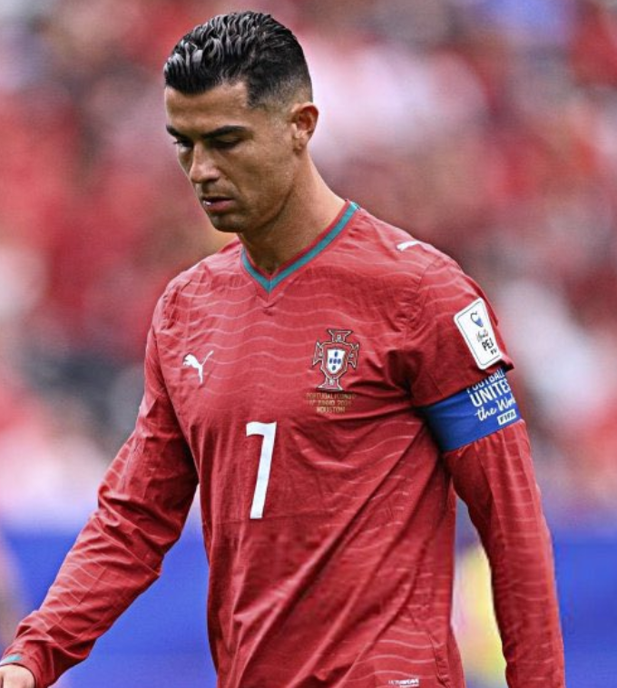 Cr7stianismo_'s tweet photo. Esperaron a que tuvieras 40 años para criticarte y les respondiste ganando un título humillando a España y Alemania tú solito.

Ahora, un año después, no aprenden y vuelven a criticarte.

¿Han elegido mamar? Pues vamos a darles de mamar. https://t.co/fIU1Gb65hO