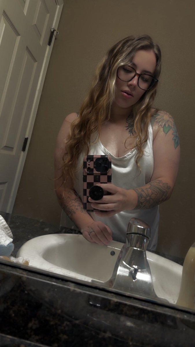 LauraJones167's tweet photo. 🤍 DM’s are open😜 
Glasses or no glasses?! #selfie https://t.co/XzXlfqFk6a