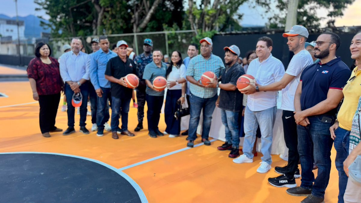 JesusPrimitivo2's tweet photo. señores .Ayer Municipio de Bonao la inauguración del complejo De cancha Jorge Alberty  .gracias Apoyo DR Eberto Núñez Alcalde de Bonao Cerimas señor .Lic Luis castillo y Director Regional De Deportes y Recreación señor .Jesús primitivo Ramírez Brito . https://t.co/BsKuOZSmIR