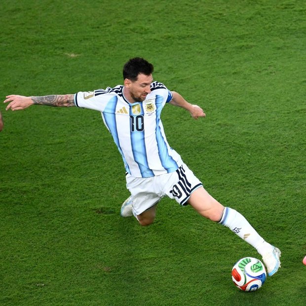 clarincom's tweet photo. COMENTARISTAS MEXICANOS Y ESPAÑOLES, FURIOSOS CON MESSI

Tras el hat-trick de Messi ante Argelia, que lo convirtió en el máximo goleador de la historia de los mundiales junto a Klose, varios periodistas mexicanos y españoles enfurecieron por una jugada del minuto 31, cuando Messi entró fuerte contra el capitán argelino Aïssa Mandi. El árbitro polaco Szymon Marciniak no la sancionó y el VAR no intervino. El DT de Argelia, Vladimir Petkovic, evitó profundizar sobre el episodio tras el partido.

Testimonios

"Es inútil comentar situaciones hipotéticas en este momento. Pero todos lo vieron, incluido yo. Después del partido vi las imágenes, pero no quiero hablar mucho al respecto". — DT de Argelia, Vladimir Petkovic.

“Me parece una falta de respeto que no veamos la jugada, hay jugadores con fuero” — Raoul Ortiz, relator mexicano de FOX Sports.

“Era roja directa, una jugada violenta de Messi”. — José Ramón Fernández, ESPN México.

"Todos sabemos que si no se hubiera llamado Leo Messi hubiera sido expulsado. Todos sabemos que esto es roja, según estamos en este futbol de revisión de VAR." — José Luis Sánchez, El Chiringuito.

“A Messi no lo quieren expulsar. Estaba Infantino aplaudiendo en el palco los goles de Leo Messi, que se ha visto” — Edu Aguirre, El Chiringuito.

(+) en Clarín: https://t.co/9zr05eKyyu