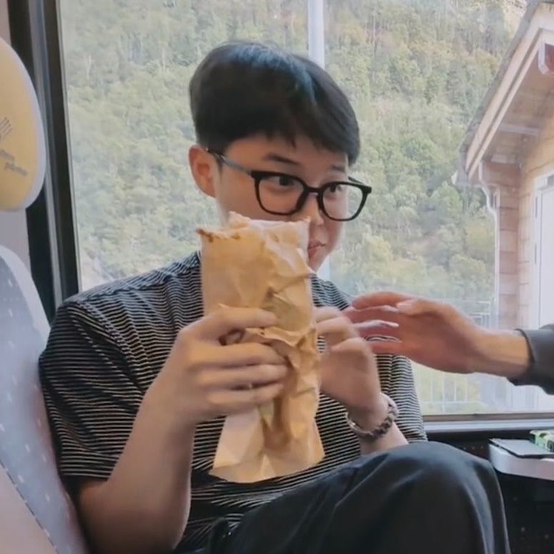 vminiies's tweet photo. i’m like bitch that’s my sandwich that’s my juice okay https://t.co/6c6MRjKRF6