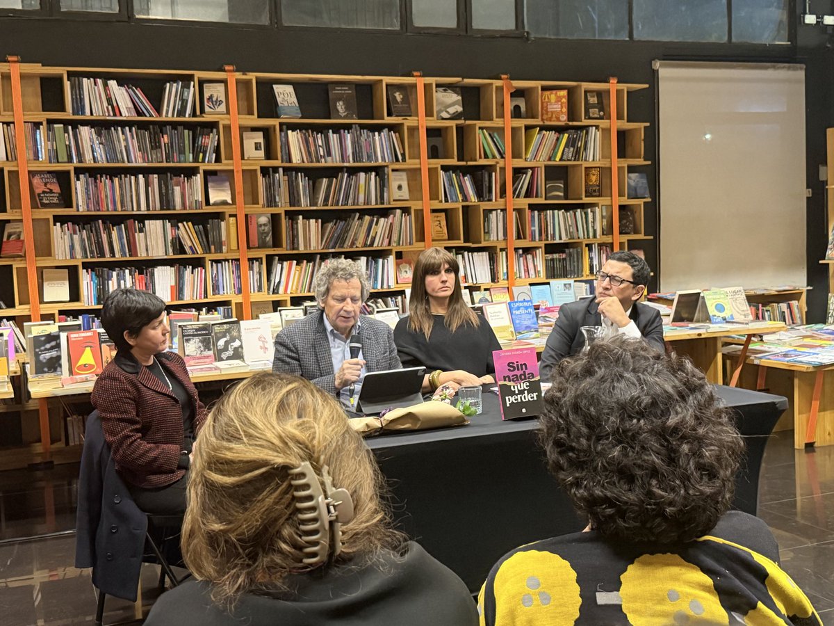 pepe_auth's tweet photo. A tablero vuelto en el Café Literario de Ñuñoa está ocurriendo el lanzamiento del libro autobiográfico de @javiparada, “Sin nada que perder”. Transversalidad sin precedente del centenar de asistentes q desbordan la sala. https://t.co/VYzdaEWyps