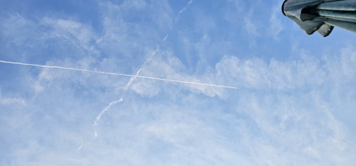 Hpyfcker's tweet photo. Hey JetBlue what are you doing to my blue sky https://t.co/PgXYgISZYC