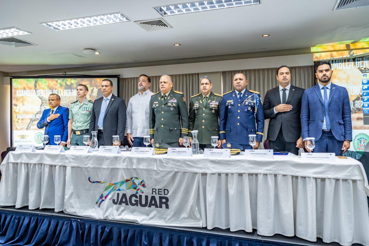 AmeripolOrg's tweet photo. La Secretaría Ejecutiva de AMERIPOL participó en la Asamblea General de la Red Jaguar, celebrada en Santo Domingo, República Dominicana, un escenario estratégico para fortalecer la cooperación internacional frente a los delitos medioambientales transnacionales.

Este encuentro reunió a representantes de instituciones policiales, organismos internacionales, jueces y fiscales, con el propósito de consolidar capacidades, intercambiar buenas prácticas y fortalecer la coordinación operativa entre América Latina, el Caribe y Europa.

Durante las sesiones se analizaron las principales amenazas ambientales que afectan a la región, las rutas criminales asociadas, las necesidades de inteligencia estratégica y operativa, así como mecanismos de cooperación judicial orientados a mejorar la investigación, la incautación y decomiso de activos, la lucha contra el lavado de dinero y la recolección de evidencia criminal.

La participación de AMERIPOL reafirma su compromiso con el fortalecimiento de las alianzas internacionales y la construcción de respuestas coordinadas frente a las economías ilícitas que afectan la seguridad, el medio ambiente y el desarrollo sostenible de nuestros países.

#AMERIPOL #RedJaguar #CooperacionInternacional #SeguridadAmbiental #DelitosAmbientales #CrimenOrganizadoTransnacional