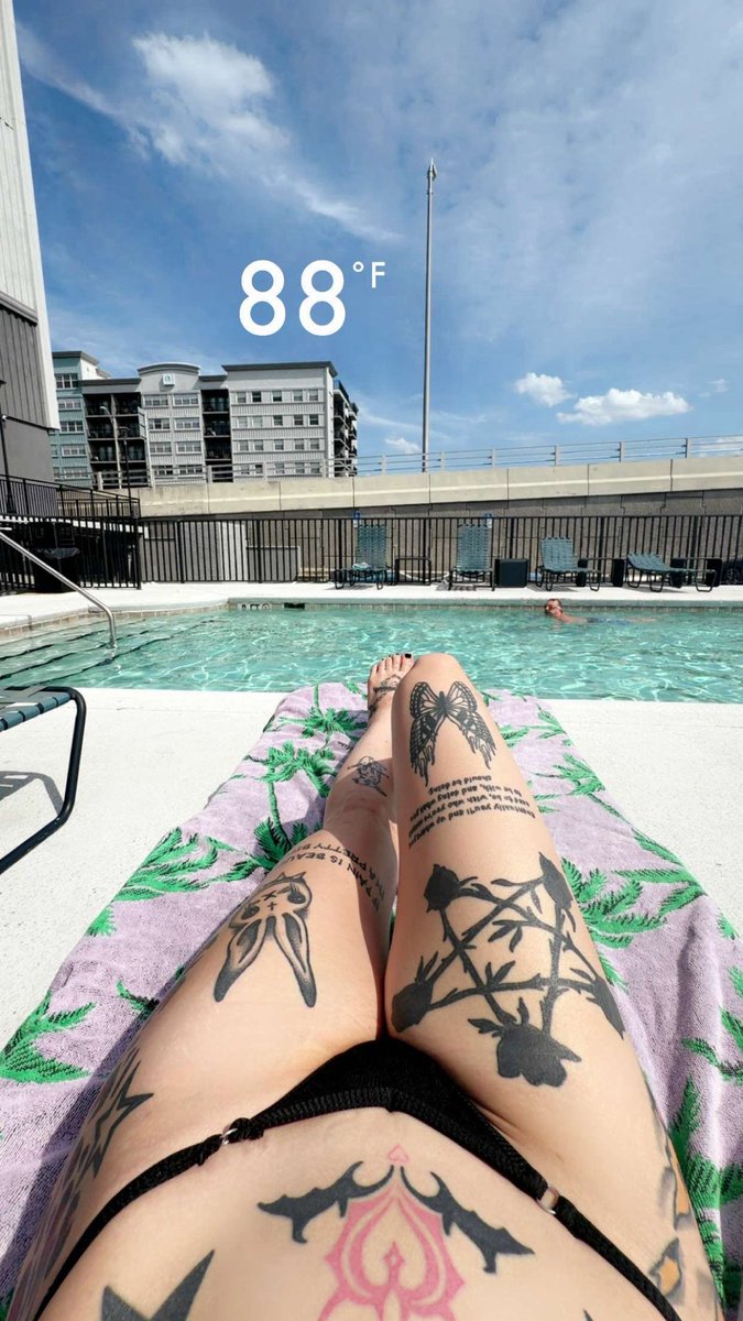 itsfoxyfoxy's tweet photo. Pool Days 😊👙 https://t.co/APcl0NayRi