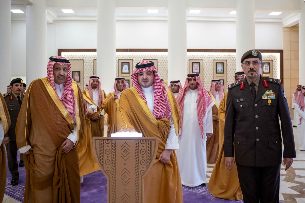 Emara_Albaha's tweet photo. سمو الأمير عبدالعزيز بن سعود وزير الداخلية يضع بحضور سمو أمير منطقة الباحة حجر الأساس لمقر قيادة القوة الخاصة للأمن البيئي بمنطقة #الباحة.

#إمارة_منطقة_الباحة https://t.co/81NX1cMLex
