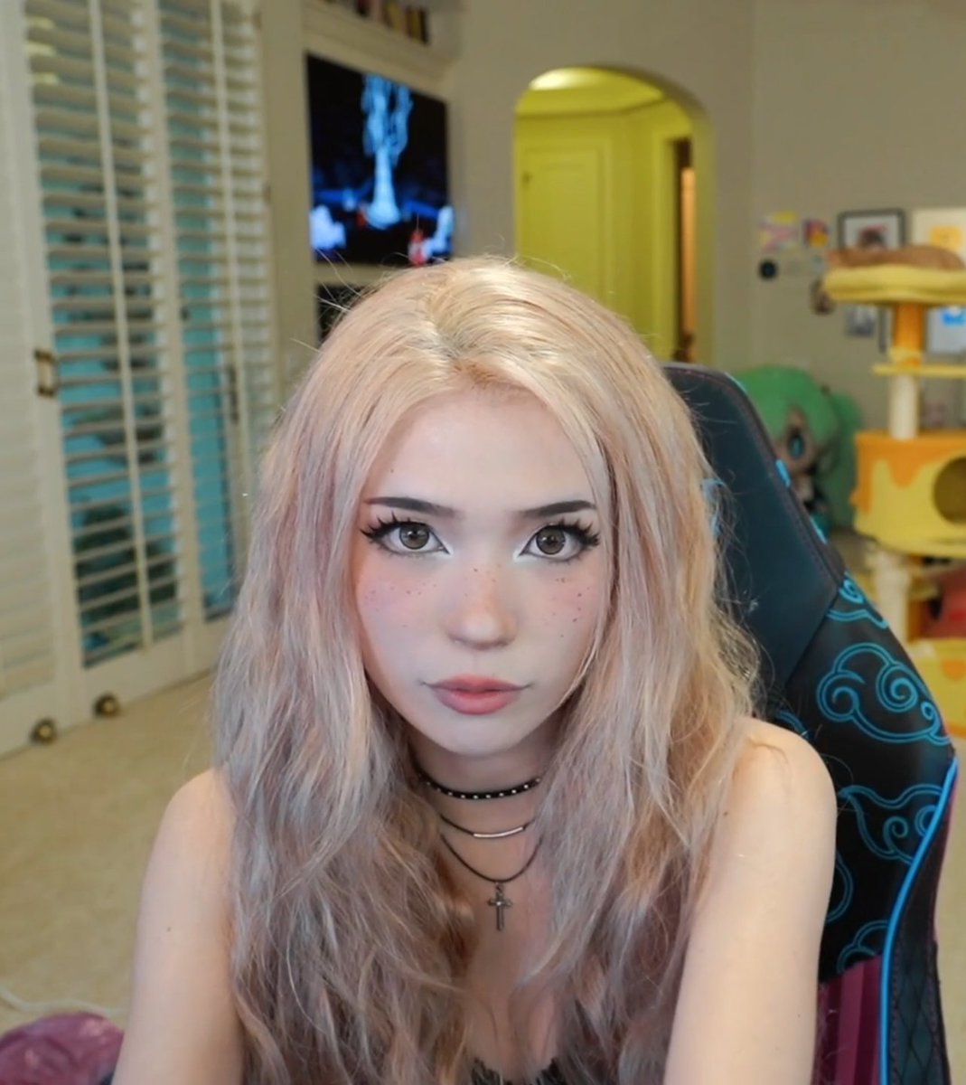Kickpilled's tweet photo. Twitch girls when they go blonde >>> https://t.co/8s0urH5wsA