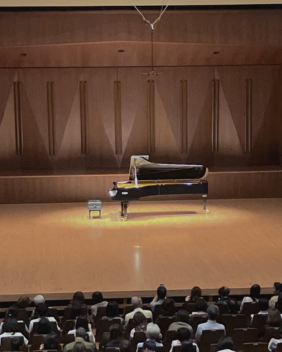 ooook657's tweet photo. マルティン・ガルシア・ガルシア＠芸劇　前半ショパン、後半リスト＋第3部🎹強い打鍵を考慮してかピアノの位置が遠い。2階席は音がクリアに届いて最高の響きだったけど1階後方はどうだったかな…。ショパン良かった。でもやはり後半のリストが圧巻✨ブラボーが飛び交っていました。 https://t.co/H1LpSw7X2y