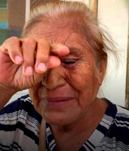 adnnoticiasmx's tweet photo. 👵💔  “Jamás pensé que mi hija, la única viva, me iba a hacer esto” mencionó Eustolia Reyes González, de 75 años y quien denunció en Minatitlán, Veracruz, que fue desalojada de la casa donde vivía desde hace años, en medio de un conflicto presuntamente relacionado con la herencia de su esposo fallecido 

#AbrimosHilo 🧵