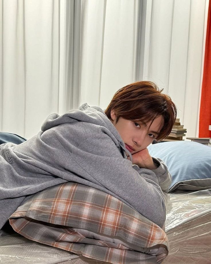 fxprimadonna's tweet photo. ⠀⠀⠀⠀⠀⠀        ⠀@ primadonna 
⠀⠀⠀⠀⠀ ⠀           new ─ update

Me preparé para este gran día, aunque no es mi outfit de la noche yo ya agarré mi almohada para empezar a dormir de a poquitos, quiero beber hasta mas no poder en #𝕋ernurines𝓝ight. https://t.co/Uas77dhKpb