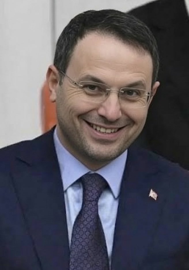 SaidSefa's tweet photo. Bu kadar açgözlüsü gelmedi!

Önceki Adalet Bakanları, “İleride başımız ağrır” diyerek Erdoğan’ı en azından hukuksuzluğa kılıf bulmaya zorluyorlardı.

Bu parayı alınca kara pirana gibi her yere saldırıyor.

Öyle ki Erdoğan buna “biraz yavaş git” demek zorunda kalmış! https://t.co/GlDUvYmQ3A