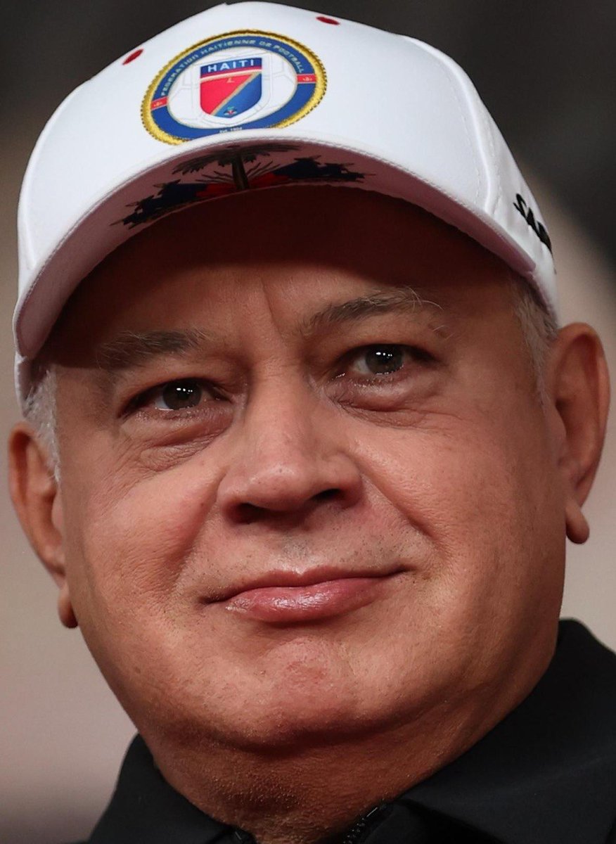 ConElMazoDando's tweet photo. #TodosUnidosSomosChávez | #EnVivo @dcabellor: Empezó el mundial y le voy a Haití, ellos llevaron una franela y se las eliminaron porque y que era política, tenia unos esclavos y hablaba de independencia. Ese es el primer territorio libre de América y no se lo han perdonado nunca. El solo hecho de que esté ahí ya es una victoria para el pueblo haitiano ¡Los demás que hagan lo que quieran, ya Haití ganó!