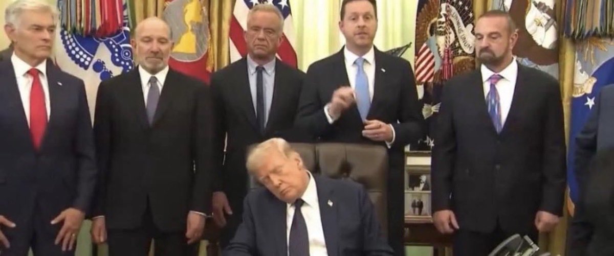 tread_mi's tweet photo. @GeraldoRivera He sleeps during press conferences in The White House. https://t.co/QGQkuGbJbg