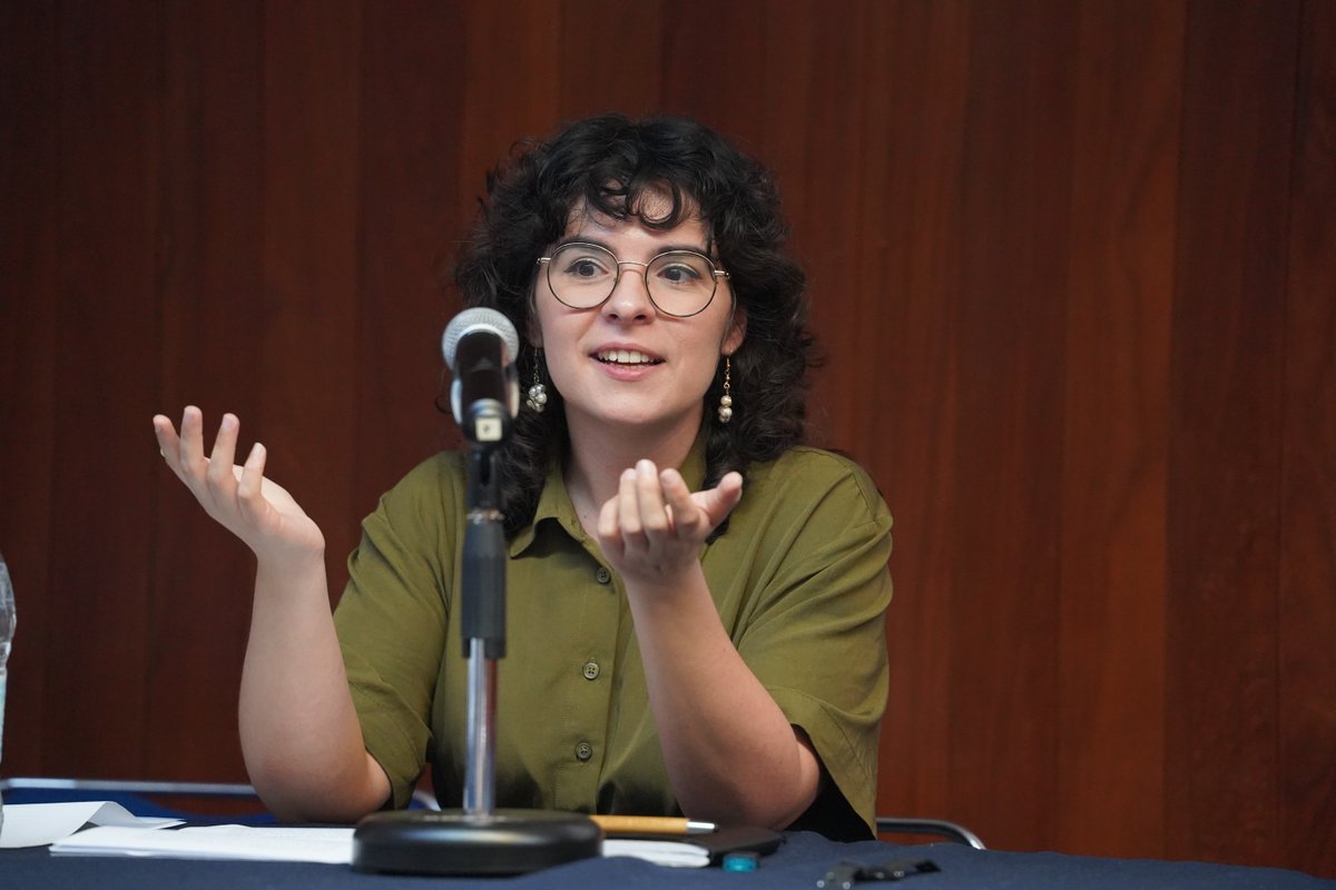 filos_unam's tweet photo. 📚✨ El pasado 9 de abril se llevó a cabo #EnFilos la mesa de discusión “Arte, mujeres y guerra en los mundos ibéricos, siglos XVI y XVII”.

Con la participación de Sandra Suárez García y José Javier Ruiz Ibáñez, de la Universidad de Murcia, el encuentro abrió un espacio de reflexión sobre las relaciones entre cultura, género y conflicto en la temprana modernidad. 💙📖