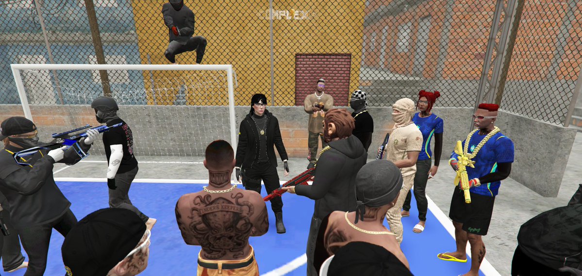 centraldaroyal's tweet photo. Depois de perceber a movimentação da polícia federal na favela, fomos atrás e sequestramos uma agente chamada Dany. Agora, nosso 01 e os frentes da 4M estão interrogando a policial. https://t.co/yHeAFAw3wx