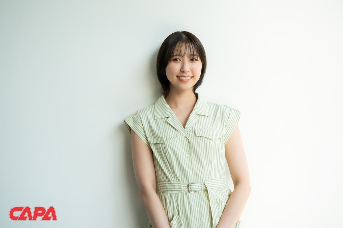 capacamera_net's tweet photo. #CAPA 8月号がいよいよ本日発売です！
ということで、表紙撮影オフショット第2弾をお届けします。撮られる #玉井詩織 さん、撮る #坂崎幸之助 さん。
普段の現場でスナップを撮り合うのとは違って、本気で向き合うお二人でしたが、その中にも仲の良さや周囲を幸せにする空気に、スタッフも癒されました😊

#ももいろクローバーZ #THEALFEE #しおこうじ