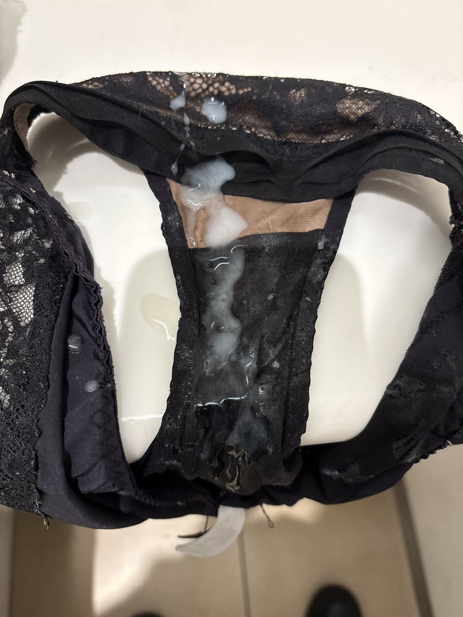 __m________p's tweet photo. とある日にフォロワー様にトイレで貸し出した嫁下着たち…しっかり寝取られました。

4枚目、我慢できずに自分もその場で追いぶっかけ🖤

#下着ぶっかけ　#NTR   #嫁下着 https://t.co/c4tT2vN4rX