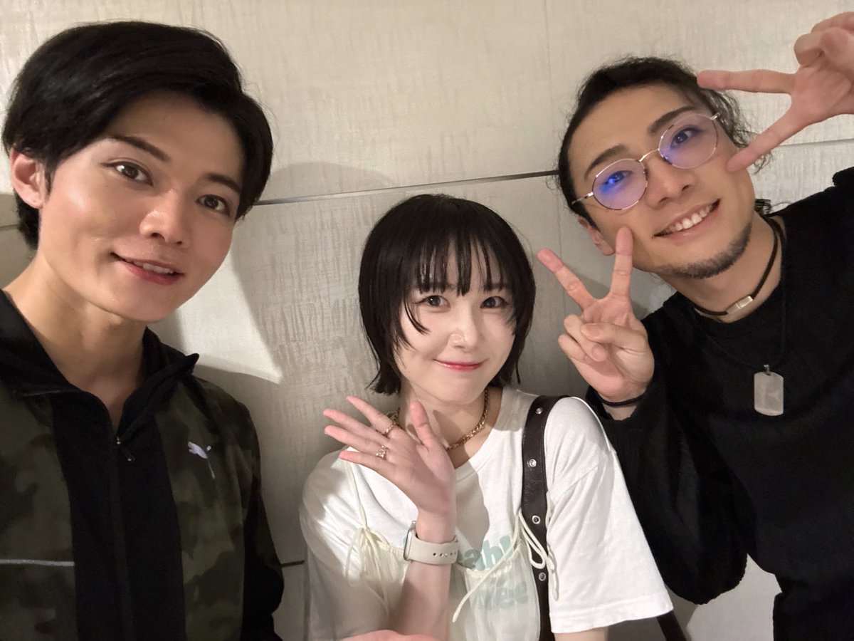 msgn323's tweet photo. 『#西郷と大久保 ―永遠の契り―』初日観劇いたしました。

鹿児島出身なのに知らないこと沢山…。
ただ、そんな歴史に詳しくない私でも最後まで夢中に。
歴史の大きな流れの中にある、
人と人との関係がとても印象的でした。

あと、皆さんの鹿児島弁が自然で、
地元民としてちょっと嬉しくなりました👀

こちらを観劇したら
歴史をもっと知りたくなったなぁ。

鹿児島某所にある、
ゆるキャラみたいな見た目の西郷隆盛像も、
中央駅付近の大久保利通像も、

背景を知った上で見ると、
なんだか違って見えてきそう…。

そして出演者は総勢40名と
これだけの人数がいる舞台で、
しっかり作品を引っ張っていく先輩方の背中が本当に素敵で。
刺激をたくさんいただきました。

ご出演されている弘樹さん、主水さんにもお会いできて良かったです🙏

あぁ…
感想がまとまらないっていう
いい舞台観たときに起こる現象！

21日までとのことなので、皆様ぜひ！！

最後まで無事に駆け抜けられますように🍀

今年のはじめに撮った、故郷のシンボルを添えて🌋