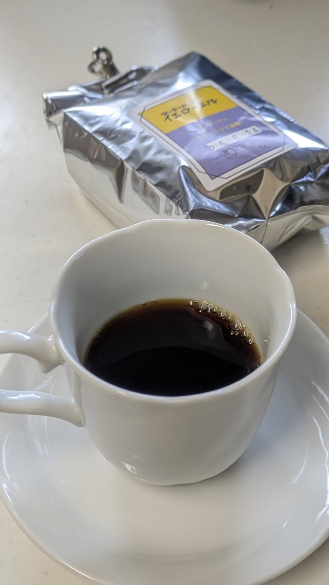 CozyZeppelin's tweet photo. 今朝の一杯は盛岡市コーヒーロースターイエローミル／ホンジュラス🇭🇳ラスミラス農園深煎り。焙煎豆はアニス系の甘い香りとナッツのMIXのような香ばしさ。抽出液は苦味とコクが先に来て、そのあとを追いかけてくる酸味が感じられる一杯 https://t.co/gkhrVsrG5K