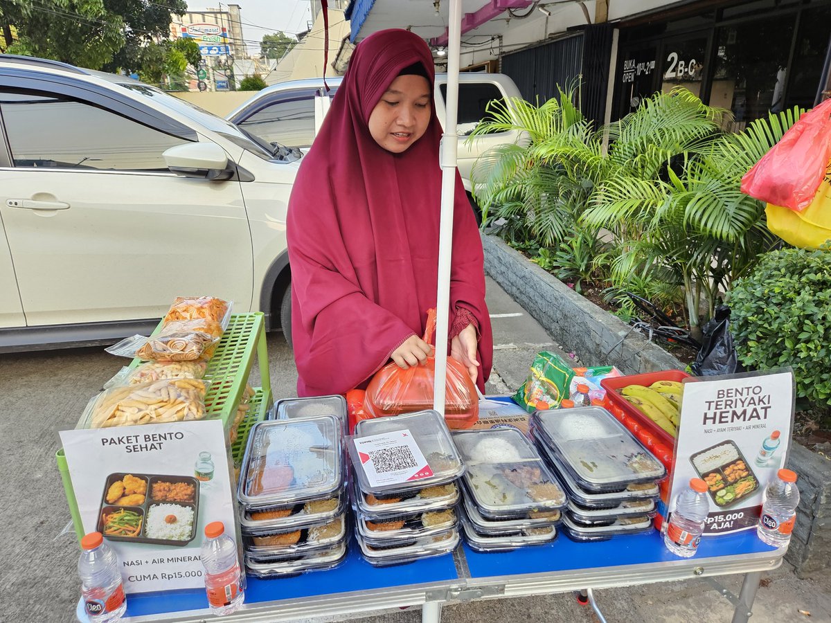 lemongraziee's tweet photo. Pagii, teman-teman yang mau ramaikan dagangan mereka, lokasi ada di depan Rendezvous, St Gondangdia yaa, gaskeun!!! ✨️✨️💖💖 Tadi izin ke ibunya buat post  ini, btw mereka masak sendiri dr jam 3 pagi, sempat ibunya nanya balik ke aku "kenapa 15 ribu kaa? Mahal ya??? 🥺🥺🥺" yaAllah....sama sekali tidakk 😭😭💔

Hari ini aku beli 2, nasi katsu dan nasi teriyaki 15.000  💛💛

https://t.co/Cba9D5bZ9M