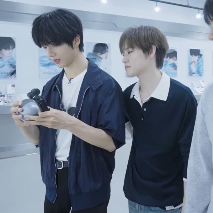 chenlechai's tweet photo. jisung there's a curious cat behind you... https://t.co/M03ghnFpw3