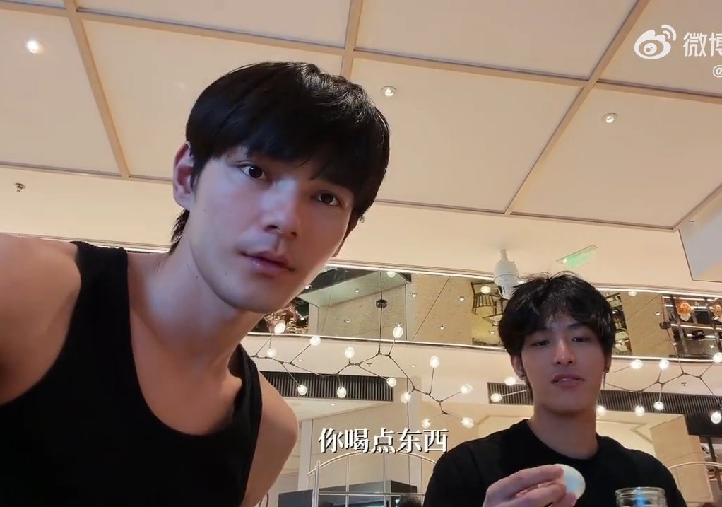 umbrellasunrise's tweet photo. Barefaced xixi looks so hot and mature while barefaced zhaozhao looks so fresh and soft😭 https://t.co/RWpR3YpZf2