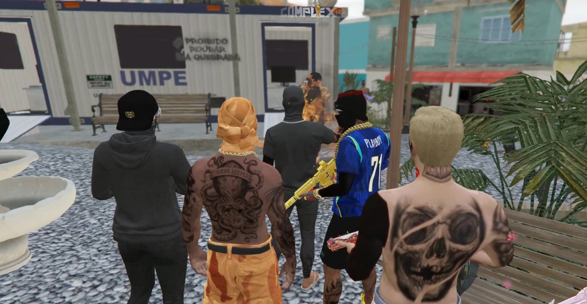 centraldaroyal's tweet photo. O fim foi triste. A agente não quis cooperar e terminou queimada em frente a UPP na favela.

As gestões avisaram à Karen, delegada da Federal, que caso continuem fitando a favela isso irá acontecer todos os dias.

cheiro de pano queimado... 🔥 https://t.co/G6K2kprxQG